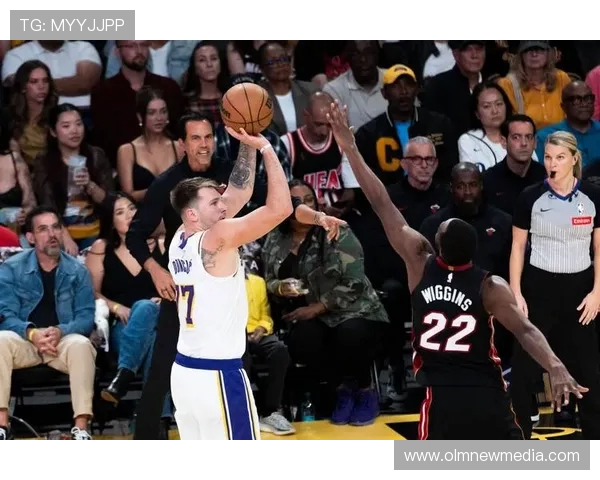 NBA激烈对抗瞬间全景解析与精彩赛事回顾 NBA激烈对抗瞬间全景解析与精彩赛事回顾